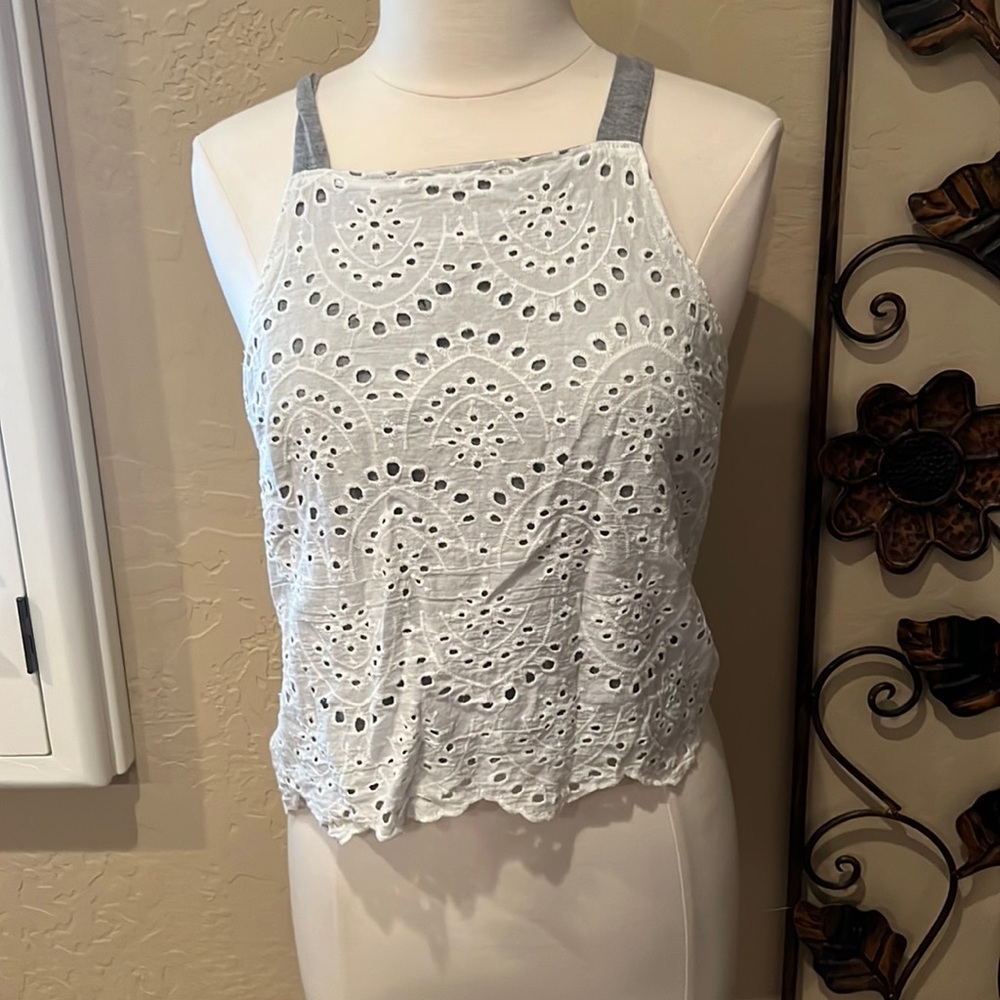 Hem & threat white and gray tank